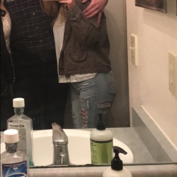 A.E Ripped Jeans 🌸 - Picture 4 of 5